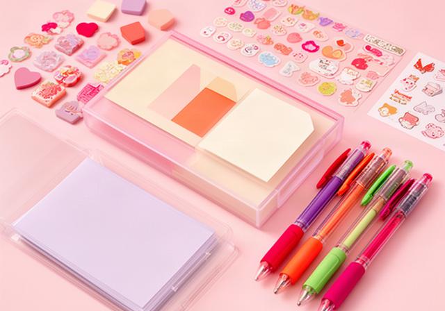 ピンク系のカードファイルとデコシール、ペンを使った推し活用品の例